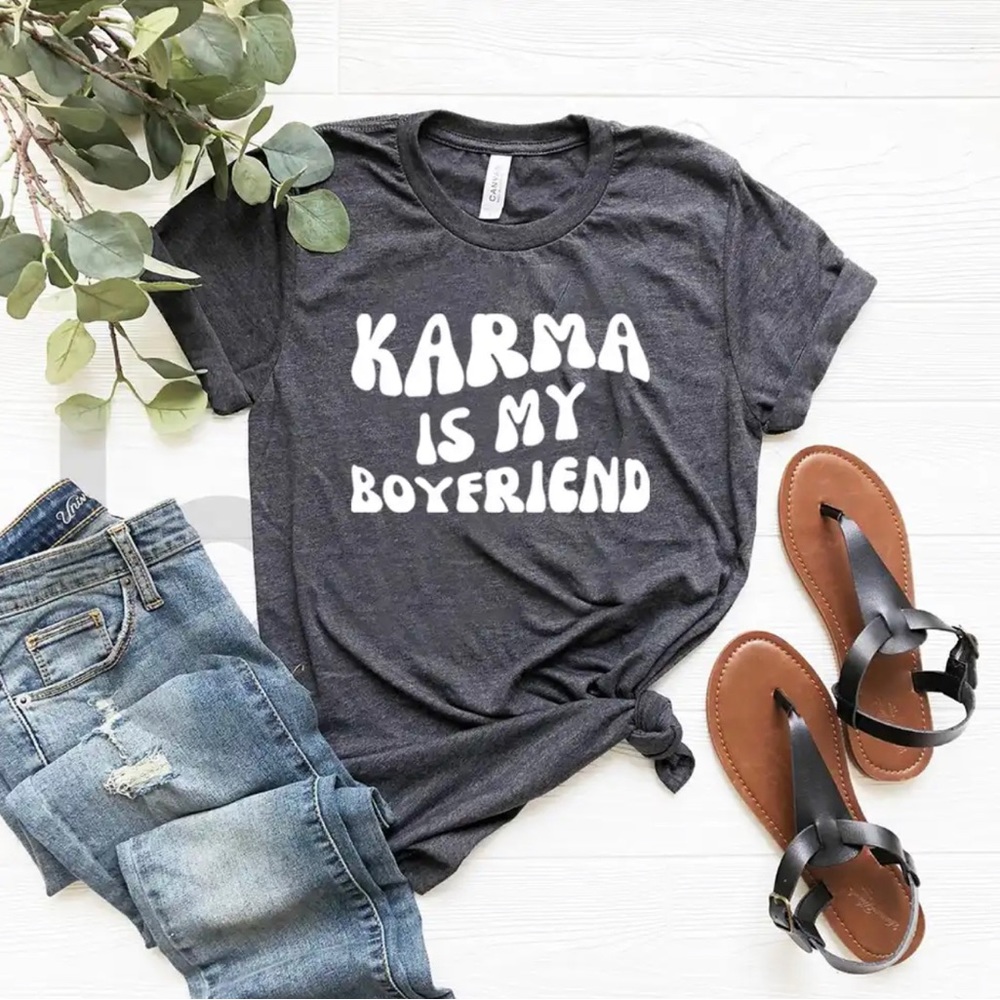 Taylor Swift “Karma Is My Boyfriend” T-shirt Drk Gray size Large - Fits like Med